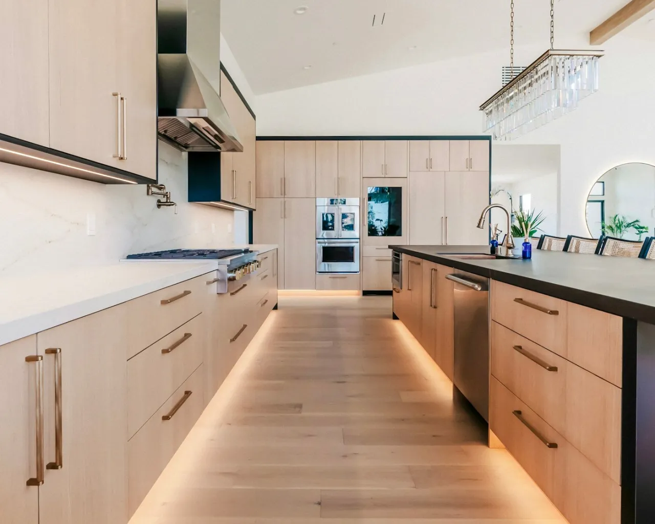 Cocina de inspiración con isla y mobiliario de madera clara